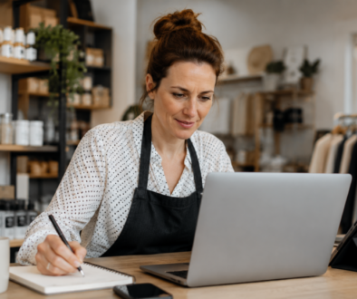 Commerçant organisant ses outils numériques pour gagner en efficacité au quotidien